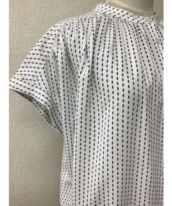 アーヴェーヴェ　アーヴェーヴェ (a.v.v) 白に黒とピンクベージュ柄 ブラウス サイズXS